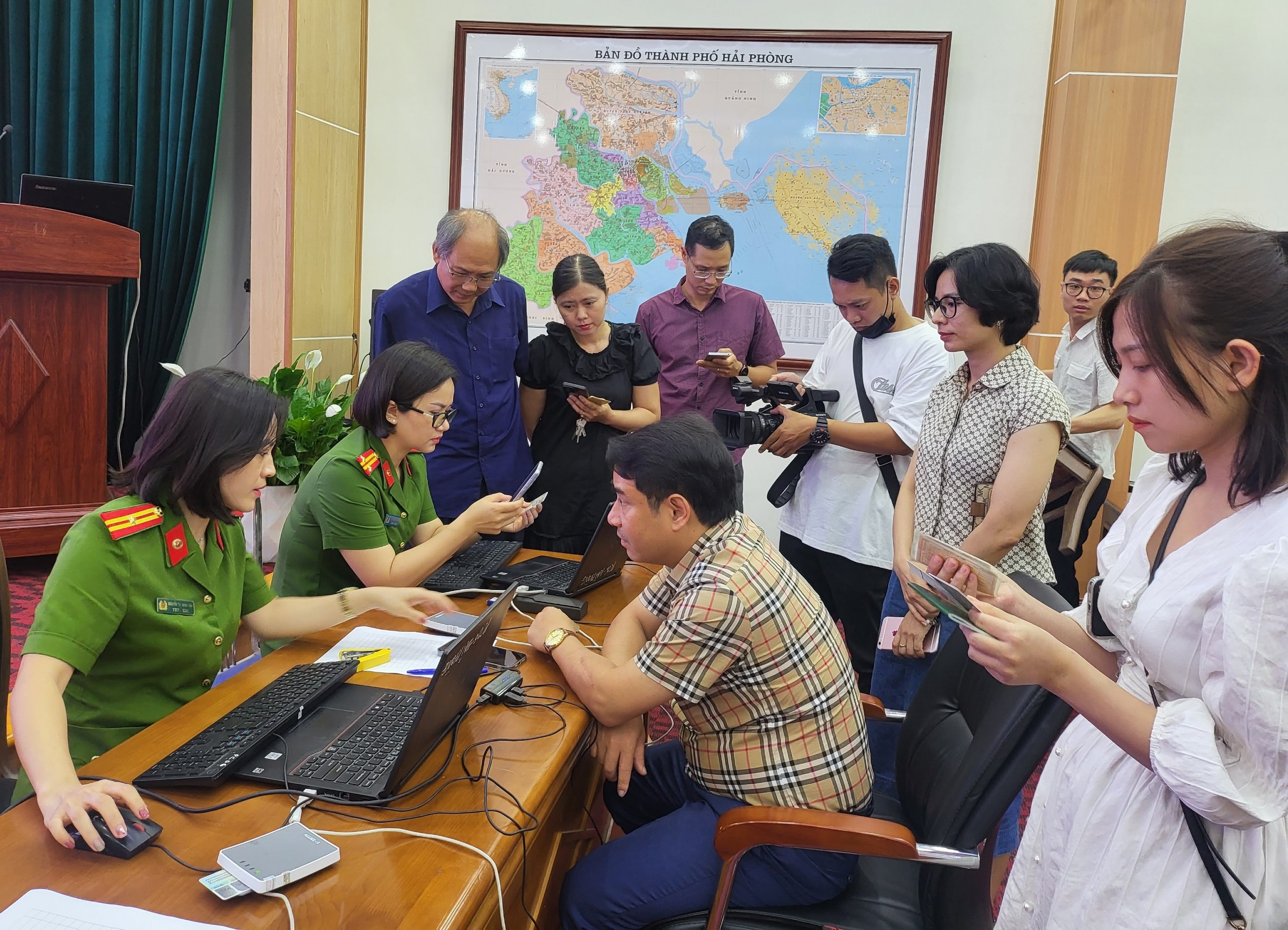 Tuyên truyền về Đề án 06/CP, hướng dẫn triển khai cài đặt VNeIĐ và kích hoạt ĐDĐT mức độ 2 tại Ban Quản lý Khu kinh tế Hải Phòng